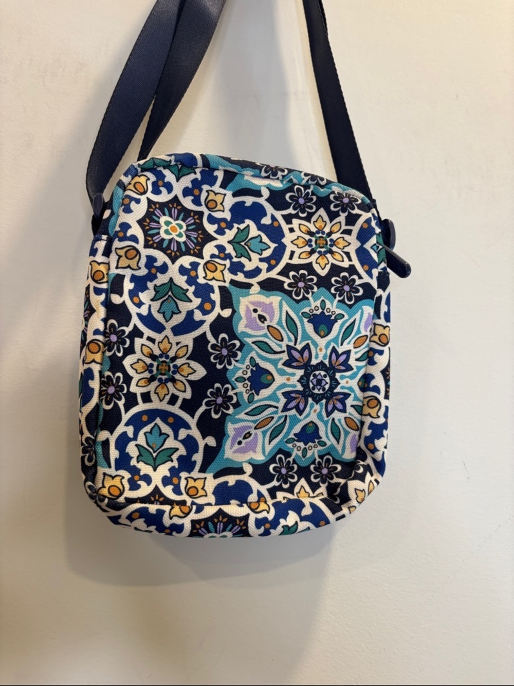 Vera Bradley RFID Lighten Up Mini Hipster Lisbon Medallion Cool Purse - Picture 5 of 7